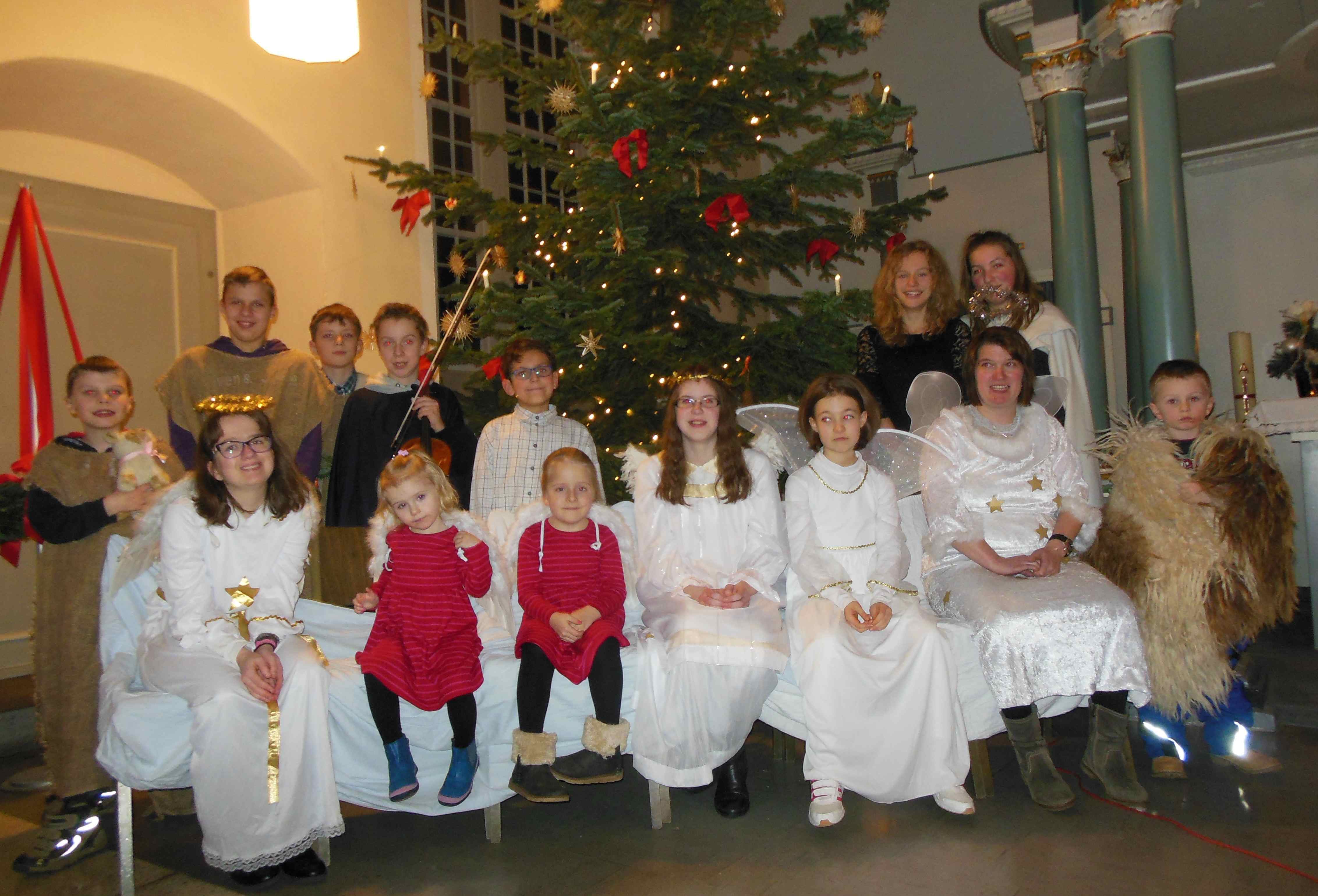 Krippenspielkinder in Herrhausen mit Bison (rechts), Foto: C. Appun
